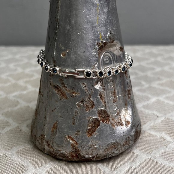 Avon Tennis Bracelet Silver Tone Blue Rhinestones Shiny Sparkly Signed - Picture 3 of 8